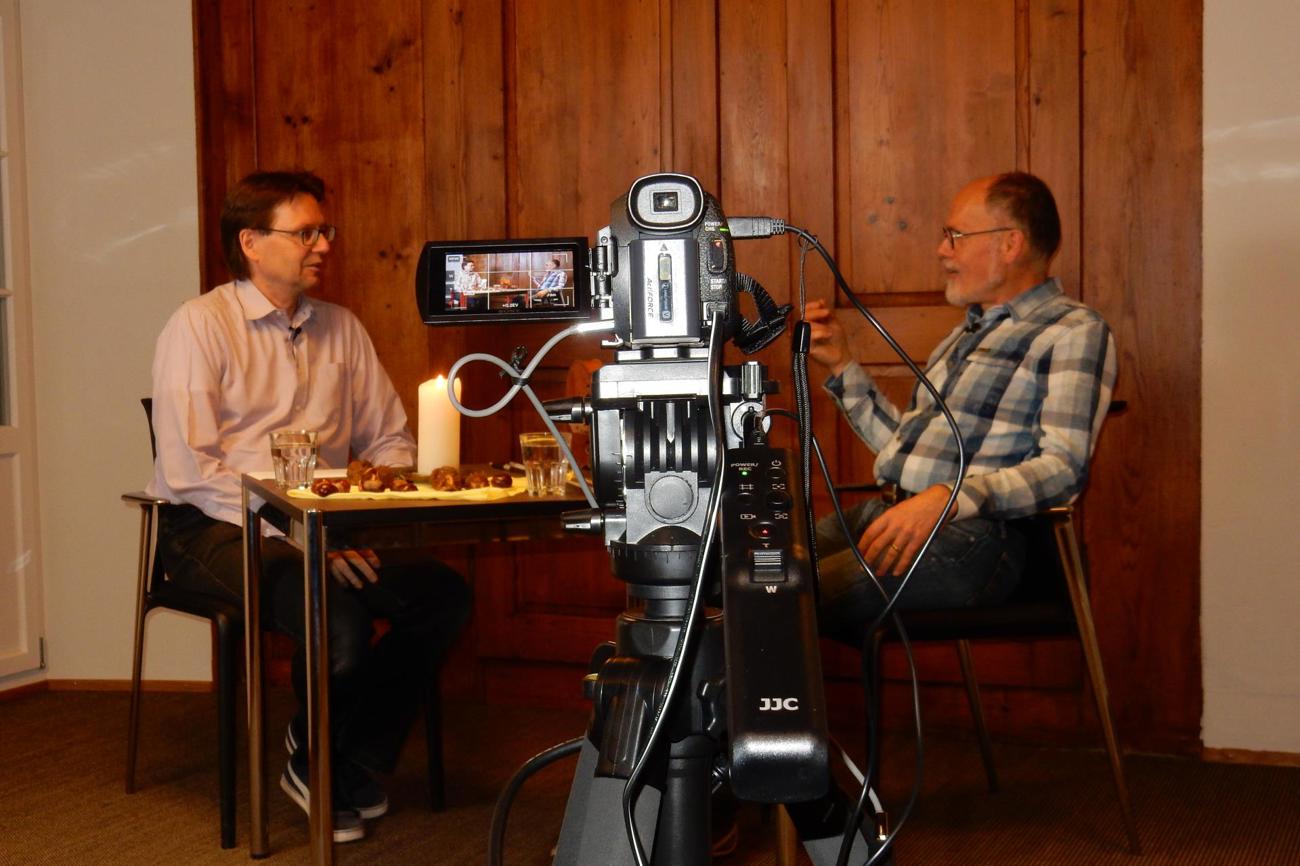 Thomas Bachofner (links), Leiter Tecum, führte im November das Gespräch mit Martin Kuhn, Geigenbauer aus Diessenhofen. (Bild: zVg)