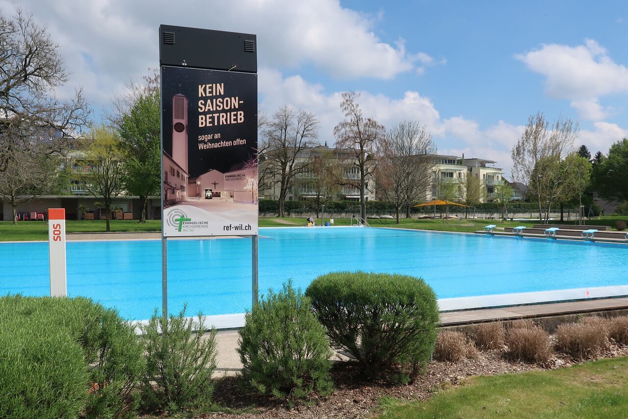 Das Plakat hängt in der Badi Bergholz in Wil. Foto: zVg