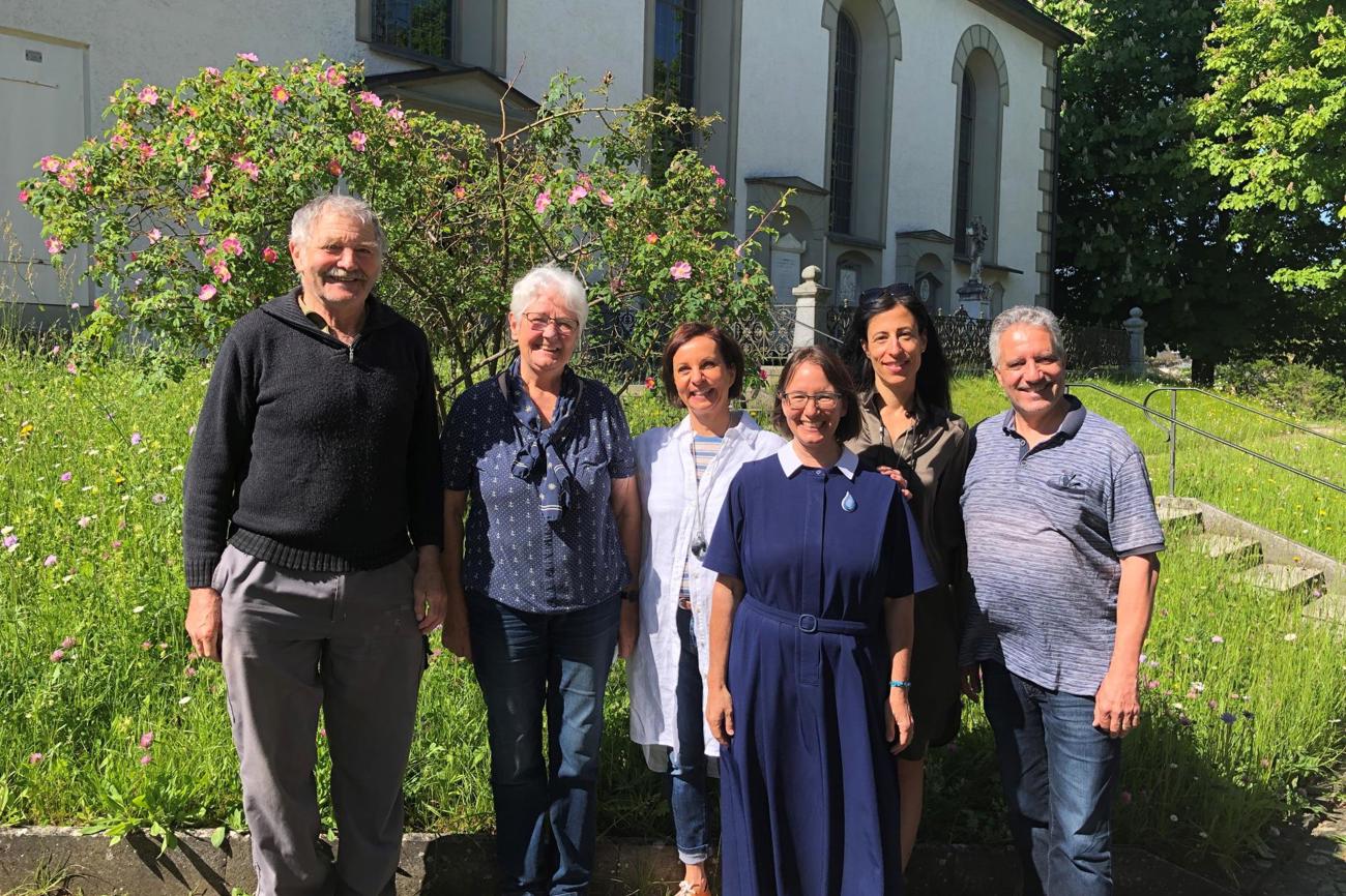 Schwester Susanne Oberhänsli (blaue Tracht) an ihrem ersten Arbeitstag am 1. Juni 2021, flankiert von den «Mesmer-Eltern» Peter und Annerös Pinggera (v.l.), Andrea Freund (Präsidentin), Nadine Beneduce (Kirchenpflegerin) und Markus Thalmann (Vizepräsident). (Bild: zVg)