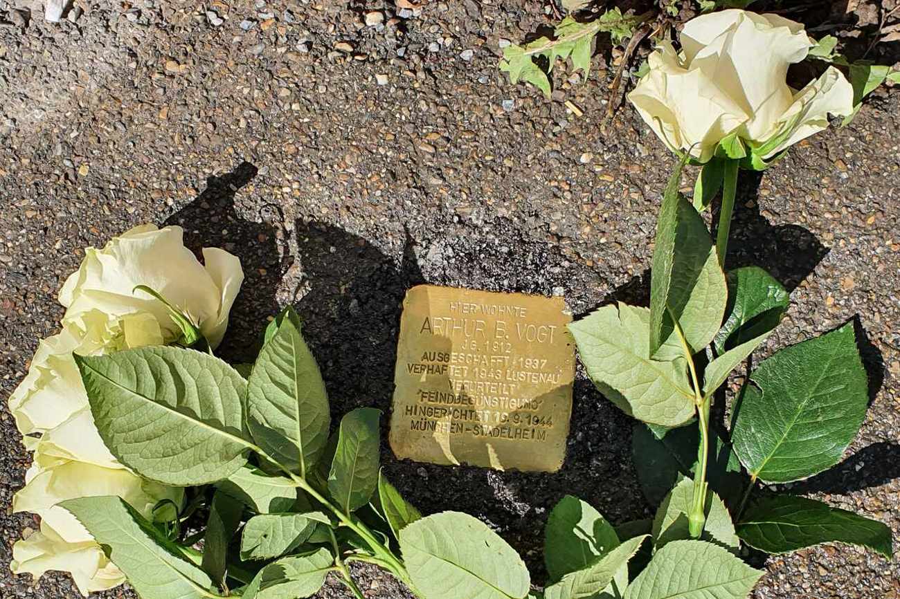 Der erste Stolperstein im Kanton St. Gallen erinnert an das Schicksal Arthur Berndard Vogts, der von der Schweiz ausgewiesen und 1944 von den Nazis hingerichtet wurde. Foto: zvg