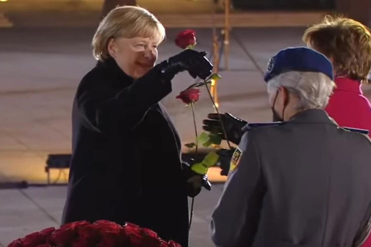 Angela Merkel am grossen Zapfenstreich zu ihrer Verabschiedung als Bundeskanzlerin. |Screenshot aus: Ende einer Ära – Großer Zapfenstreich für Angela Merkel, ZDF-Spezial, live auf youtube übertragen am 2. Dezember 2021