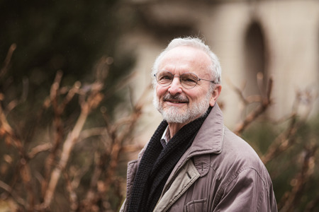 Freiwillige betreut demente Frau