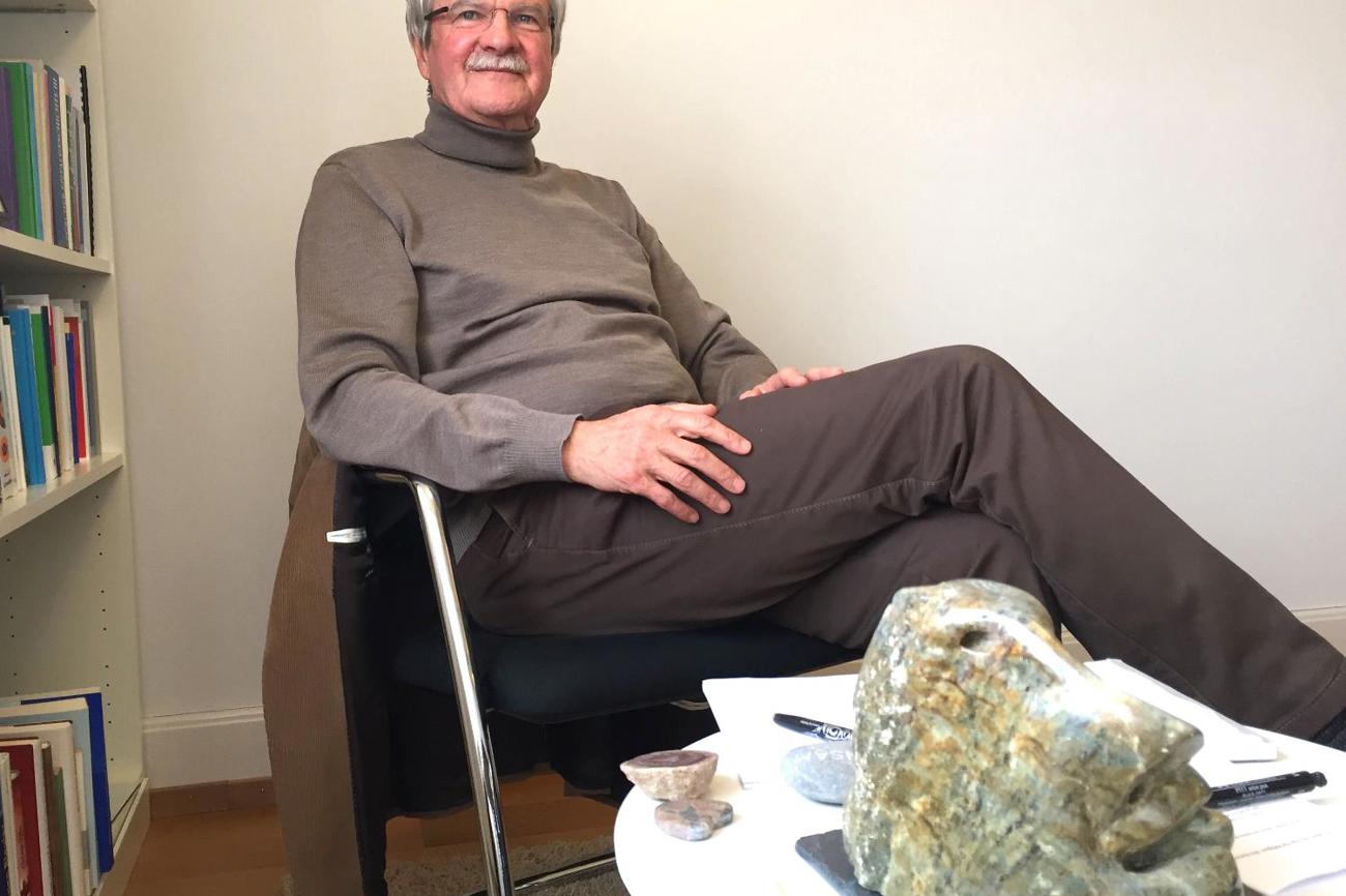 Daniel Hell in seinem Büro in der Klinik Hohenegg in Meilen. Die Skulptur rechts unten heisst «die Depression». | Matthias Böhni/ref.ch