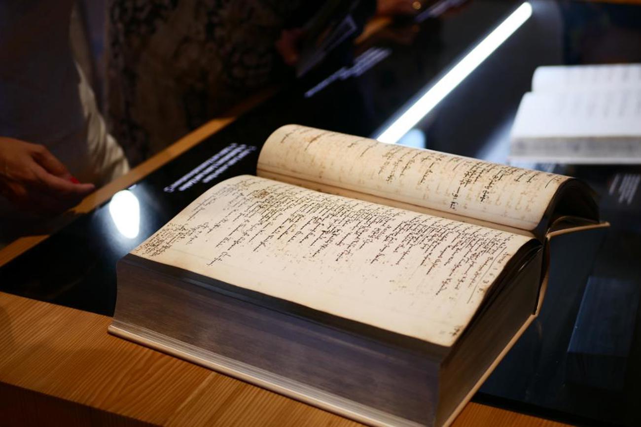 Die Kopie von Band 2 der Taufbücher liegt auf zum Blättern.