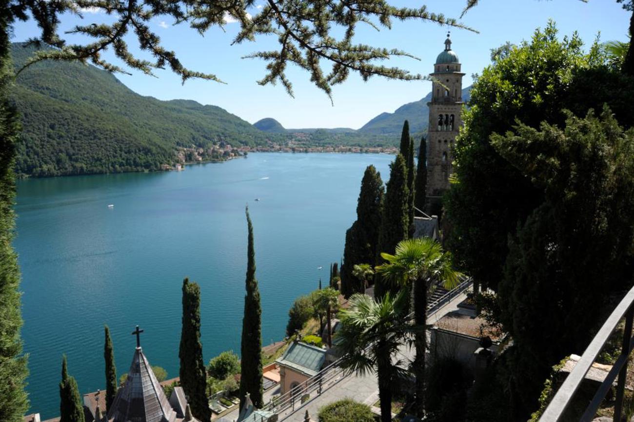 Wunderbare Aussicht auf Morcote, den See und die Berge: Der Friedhof ist terrassenförmig in den Steilhang gebaut.