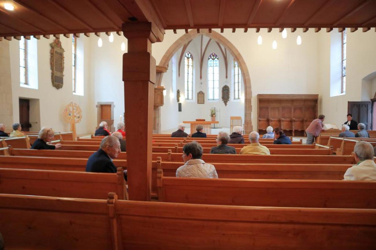 Mit gebührendem Corona-Abstand wohnten die Besucherinnen und Besucher dem Sonntagsgottesdienst in Liestal bei. |Karin Müller