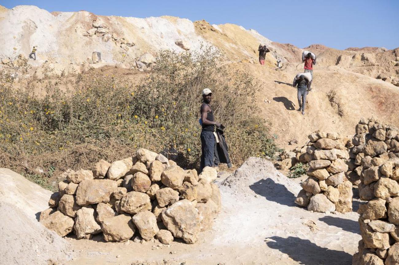 Die Förderung von Rohstoffen ist mit vielen Risiken verbunden: Kleinschürfer in einer Kobaltmine in der Nähe der kongolesischen Stadt Kolwezi. | Meinrad Schade, Bfa