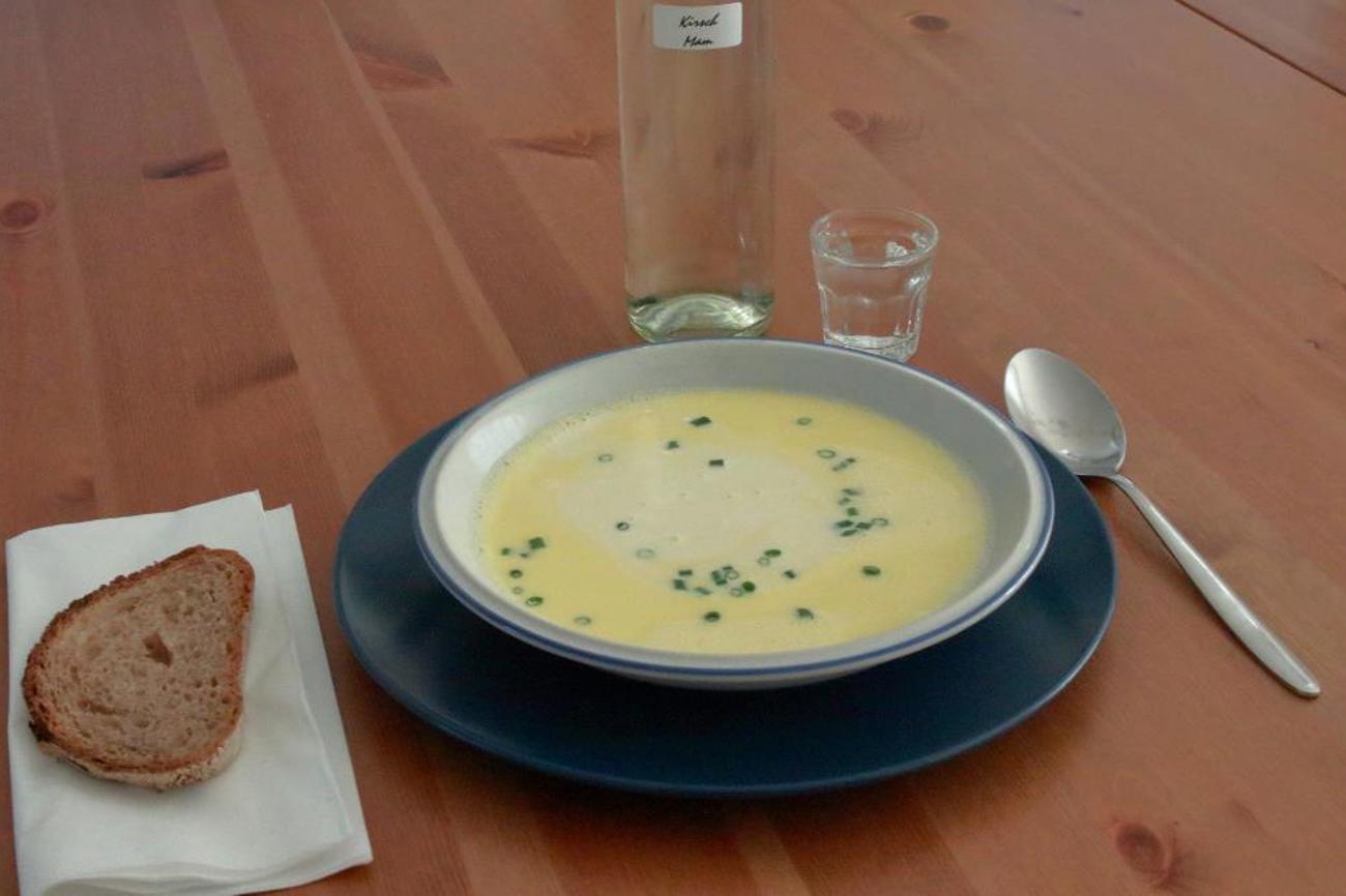 Vor 489 Jahren «erfunden» und immer noch gut: Würzige Kappeler Milchsuppe mit einem Schnaps.|Kirchenbote/kim