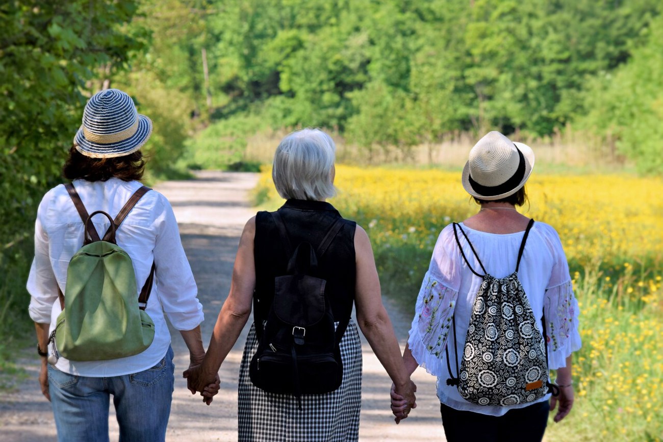 Beim Anblick einer Witwe nicht die Strassenseite wechseln, sondern Hand in Hand weitergehen. Foto: pixabay