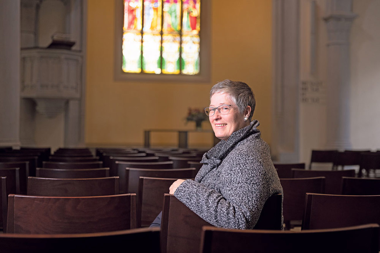 Pfarrerin Aline Kellenberger in der Matthäuskirche in Luzern: «Hinter unserer Verklärung der Weihnachtsgeschichte steht vermutlich eine Sehnsucht.» | Foto: Jans / Luzerner Zeitung