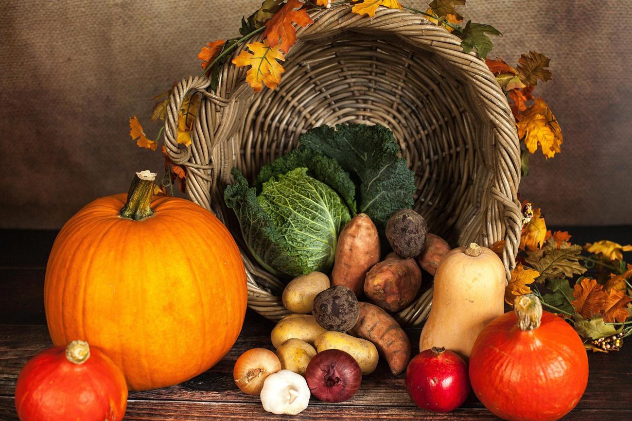 Bei einer Erntedankfeier werden 
Feldfrüchte, Obst und Getreide 
dekorativ aufgestellt.
Bild: pixabay