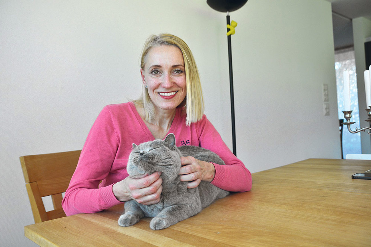 Während Natallia Hersche in Belarus im Kerker sass, musste ihr Freund ihre drei Katzen verschenken, da er sich nicht um sie kümmern konnte. Nur eine konnte Hersche nach ihrer Freilassung zurückkaufen: Chanel, die  Britisch-Kurzhaar-Katze. Foto: Reinhold Hönle