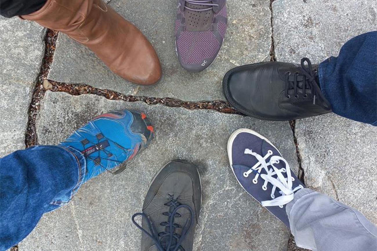 Gemeinsam unterwegs schlüpft schnell jedes Kind, obwohl schon längst erwachsen, in seine angestammte Rolle. Bild:  jh