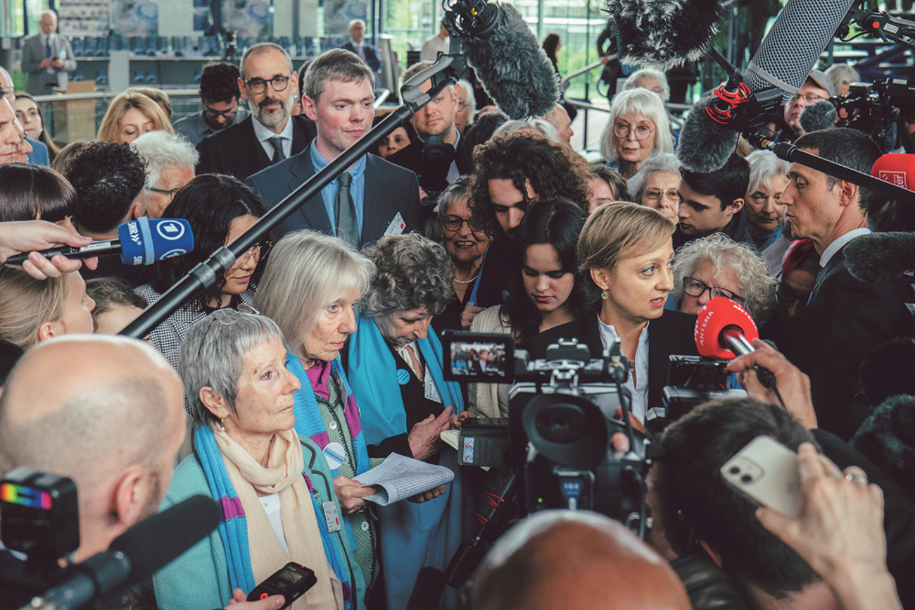 Der Rummel um das Urteil zur Klage der Schweizer Klimaseniorinnen war gross. | Foto:  Shervine Nafissi/Greenpeace