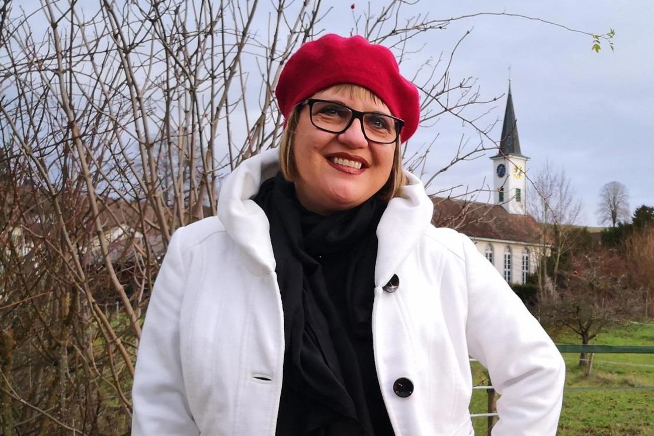 Carola Jost fühlt sich in Wasterkingen wohl: Sie mag die Kirchenfenster vom gleichen Künstler wie an ihrem ersten
Wirkungsort in Scherzingen. (Bild: zVg)