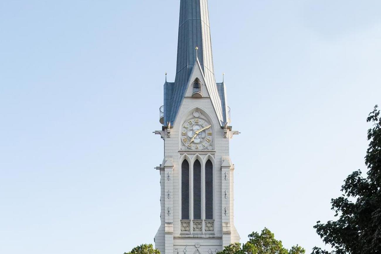 ...und auf das Predigttelefon (Montagen: pd/ur).