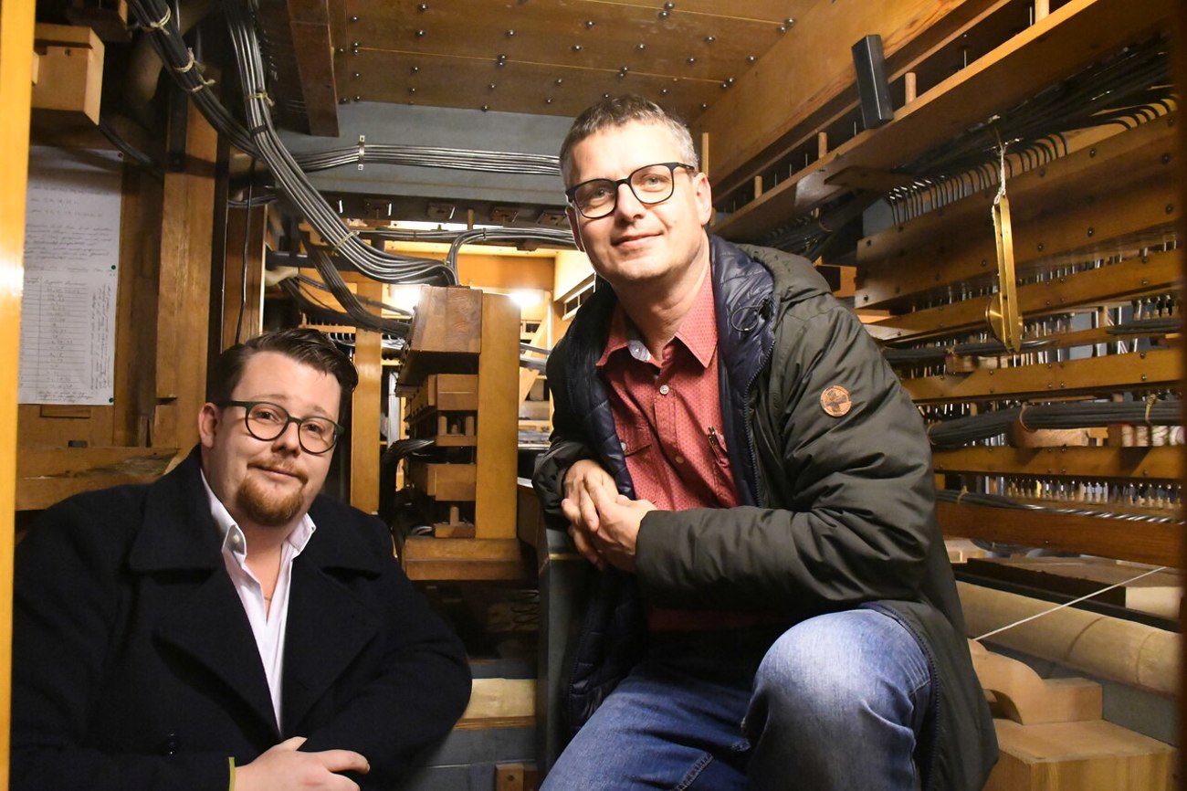 Es ist eng in der Orgel: Organist Stefan Wieske (links) und Kirchenvorsteherschaftspräsident Valentin Arnold. Foto: meka
