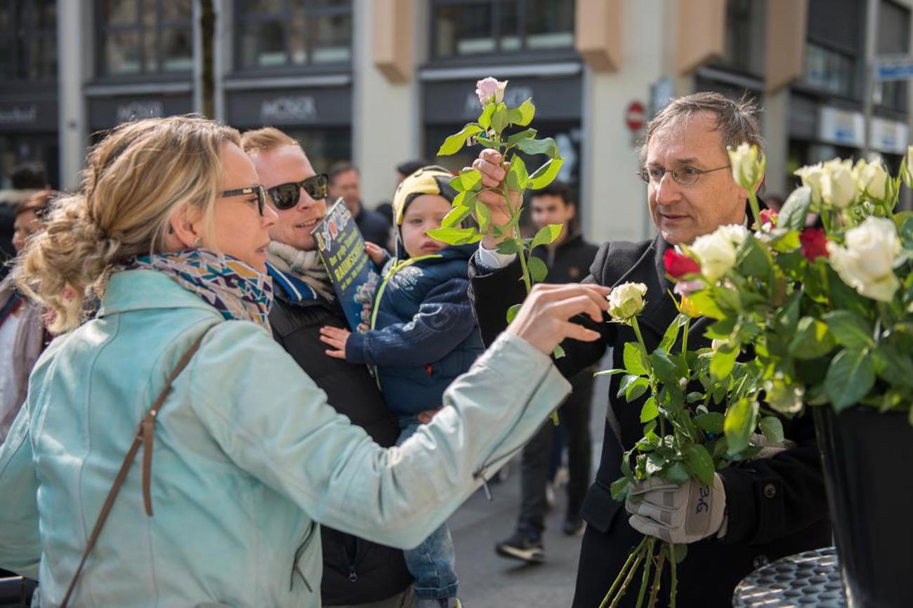 Der Strassenverkauf von Rosen in Bern findet auch in diesem Jahr nicht statt.