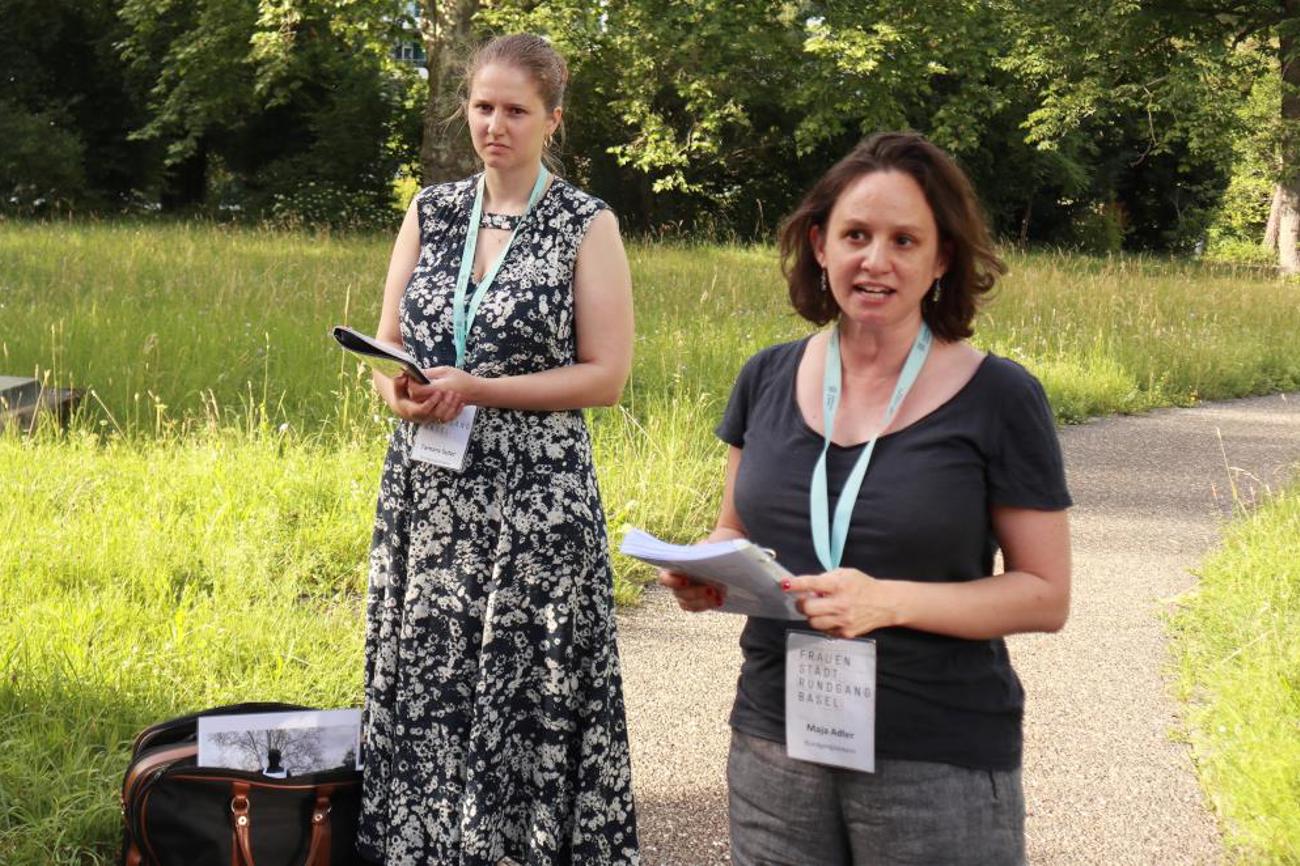 Tamara Suter (links) und Maja Adler vom Frauenstadtrundgang Basel führen durch die Geschichte der Care-Arbeit in Liestal. | Müller