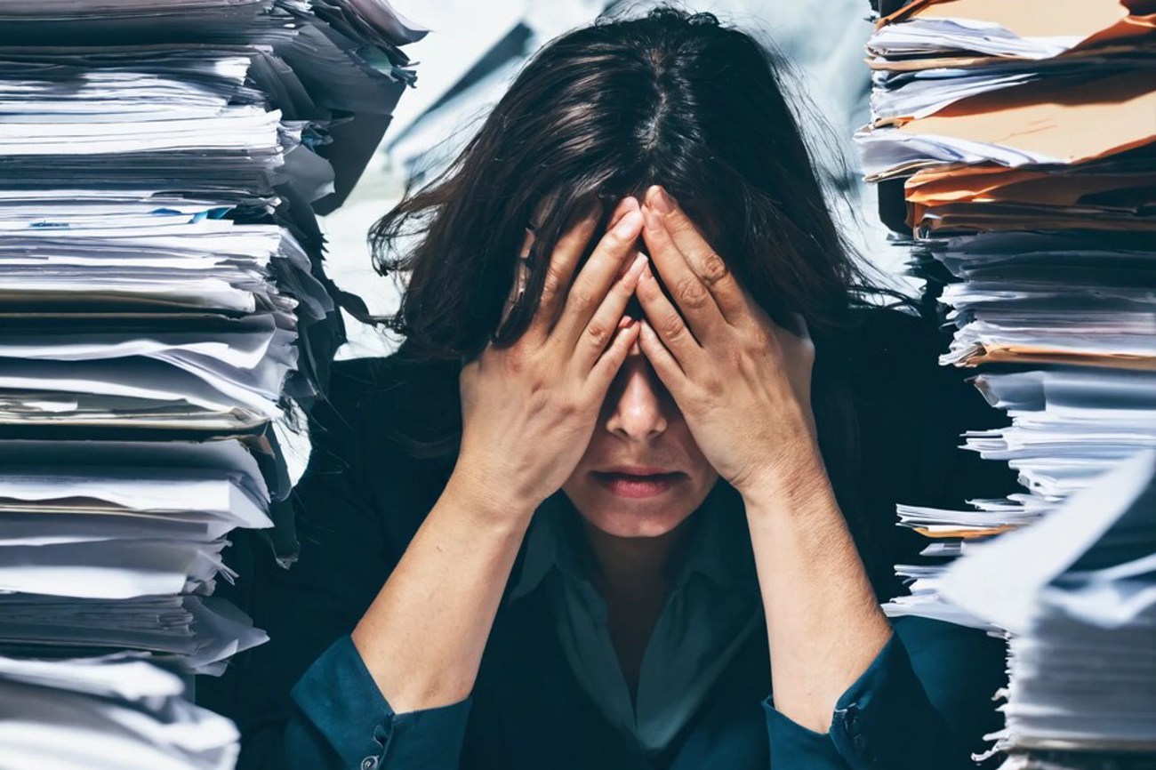 Wenn die Pendenzenberge in den Himmel wachsen, hilft manchmal nur noch die Altpapiersammlung. Bild: KI-generiert mit Lexica Aperture