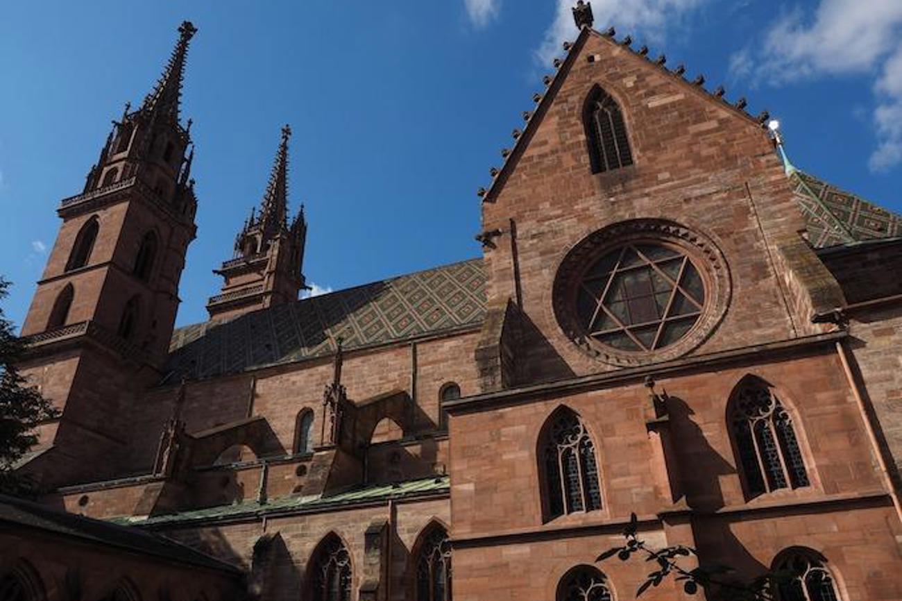 Das Basler Münster vom Kreuzgang aus gesehen. 1000 Jahre voller Symbole und Geschichten.|pixabay