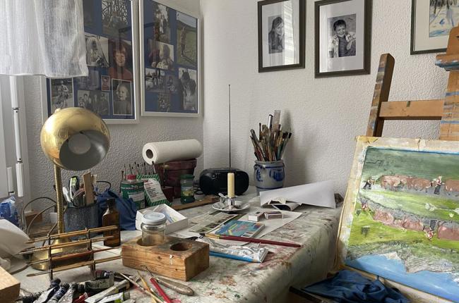 Annemarie Isemann aus Rüthi trägt kein leichtes Schicksal. Sie pflegt ihren dementen Mann. Ihr selbst fällt das Gehen äusserst schwer. Sie ist mehr oder weniger an die Wohnung gebunden. Lichtblicke findet die Rheintalerin in einer Zimmerecke. Dorthin zieht sie sich zurück, malt und bastelt. «Kreatives gestalten und malen machen mich frei und zufrieden, lassen mich den manchmal tristen Alltag besser ertragen.» Foto: Annemarie Isemann