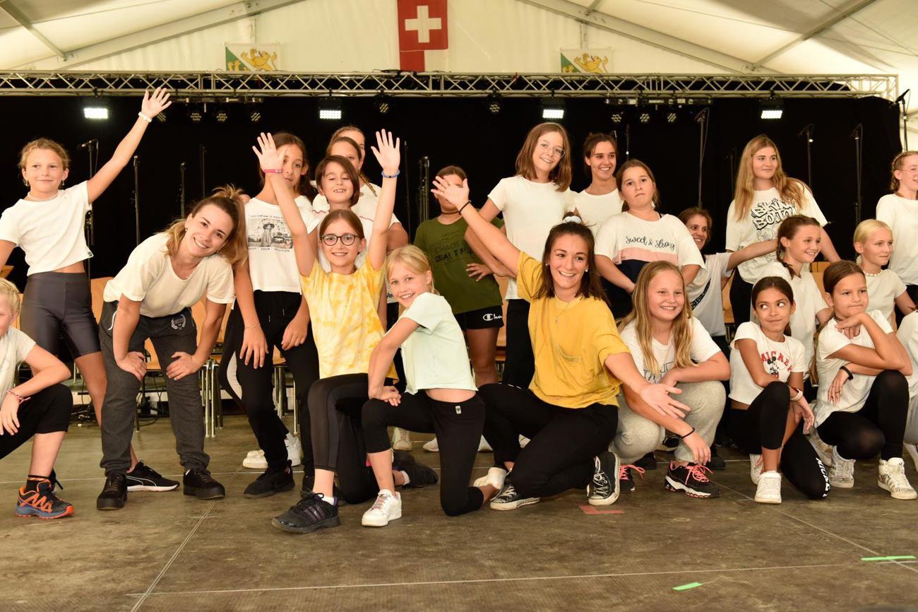 Mädchen des Suchtpräventionsangebots «Roundabout» tanzten sich in die Herzen. (Bild: zVg)