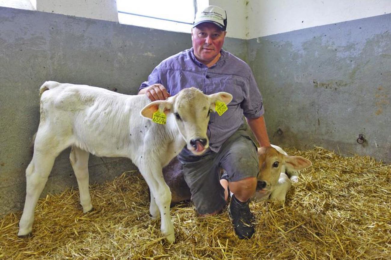 Biobauer Stefan Tanner ist der artgerechte Umgang mit den Tieren wichtig. Quelle: Monika Tanner