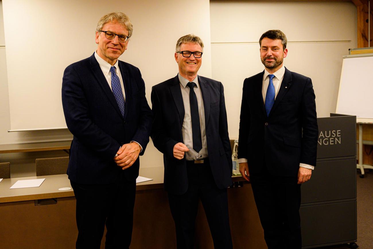 ÖRK-Generalsekretär Olav Fykse Tveit (links), EKS-Präsident Gottfried Locher (rechts) und Kirchenratspräsident Pfarrer Wilfried Bührer.