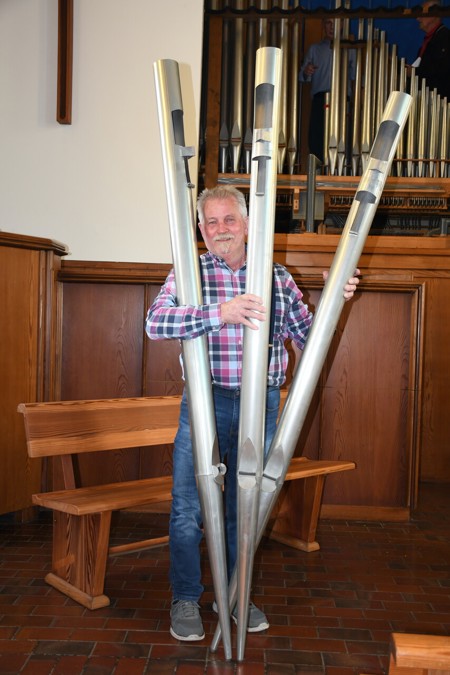 Orgelpfeifen und Kirchenbänke verschenkt