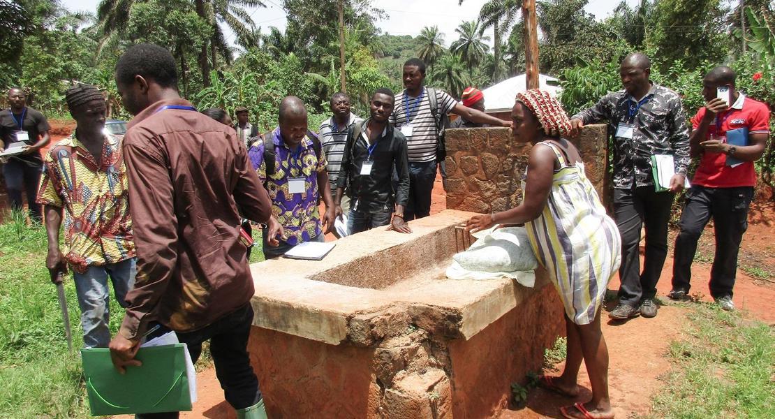 Die Wasserversorgungsanlagen in Kamerun brauchen Unterhalt. Zu sehen ist ein reparaturbedürftiger Brunnen. (Bilder: zVg)