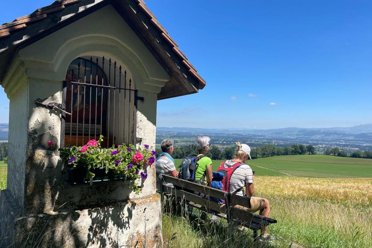 Bei der Kapelle Hunkelen geniesst man die Aussicht.
