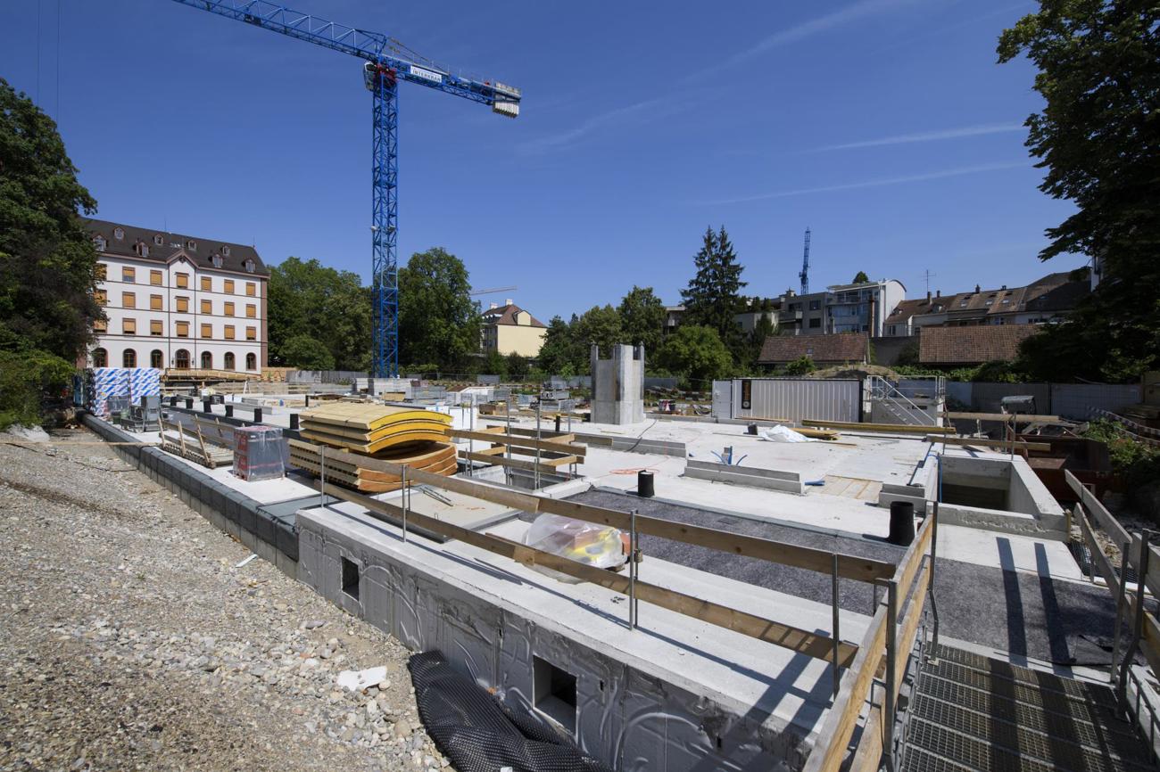 Die Baustelle frisst ein Loch in den Park der Basler Mission. Im Hintergrund das Stammhaus der Basler Mission.