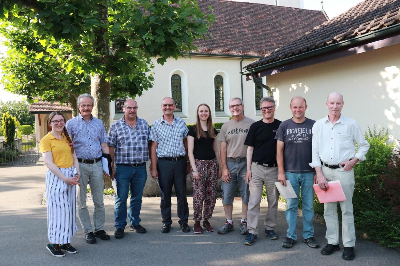 Mitglieder des Organisationskomitees (von links) planen vor Ort in Affeltrangen, damit der Kirchensonntag wiederum in schöner Erinnerung bleibt (kleine Bilder von den ersten drei Durchführungen): Julia Bleiker-Diem, Beat Junger, Rolf Zimmermann, Urs Bührer, Felina Imboden, Bruno Walser, Wilfried Bührer, Cornel Vollenweider und Andreas Schär. (Bild: Claudia Koch)