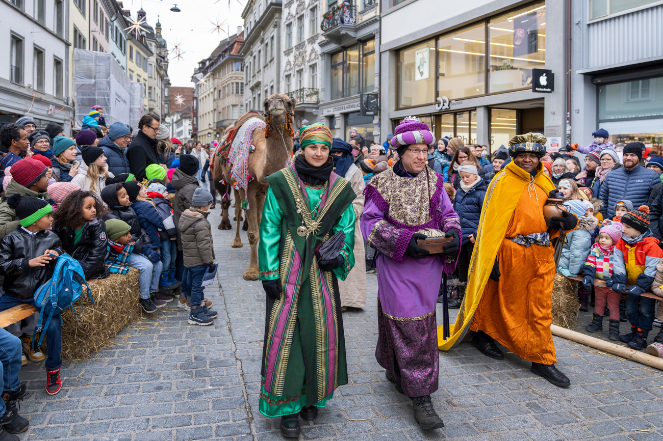 Die drei Könige zogen durch die St. Galler Innenstadt. Foto: Urs Bucher