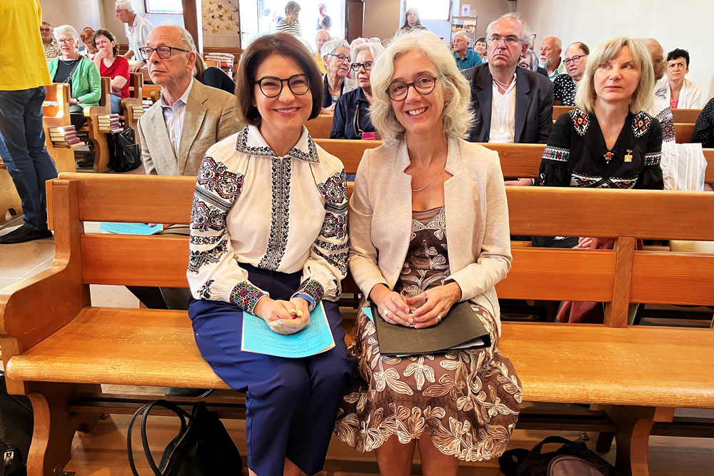 Die ukrainische Botschafterin Iryna Venediktova (links) mit der neuen Kirchenratspräsidentin von Baselland, Regine Kokontis. | Foto: Wegelin