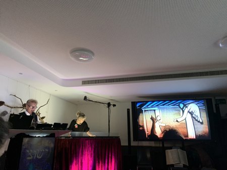 Mit Pinsel, Sand und Motorsäge