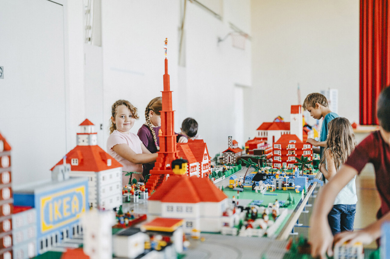 Selber bauen statt nur anschauen: In Lego-Wochen, die der Bibellesebund zusammen mit Kirchgemeinden anbietet, bauen Kinder Lego-Welten und hören biblische Geschichten. Foto: Joel Burger / blb