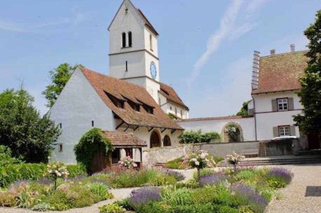 Idylle: Kirche Oltingen mit dem rekonstruierten Barockgarten.