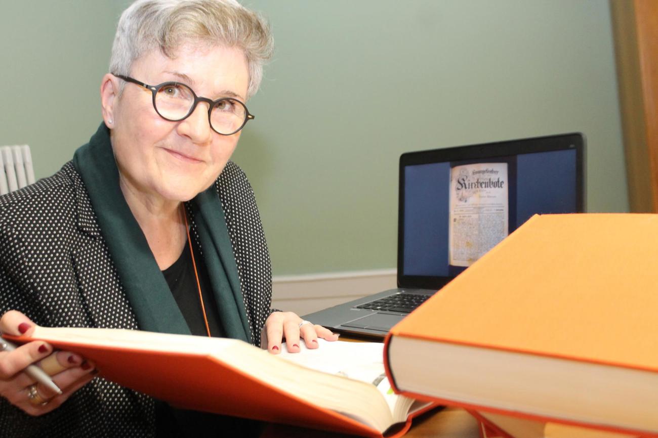 Esther Simon vertieft sich in alten Ausgaben des Kirchenboten und macht geschichtliche Ereignisse zum Vergnügen.