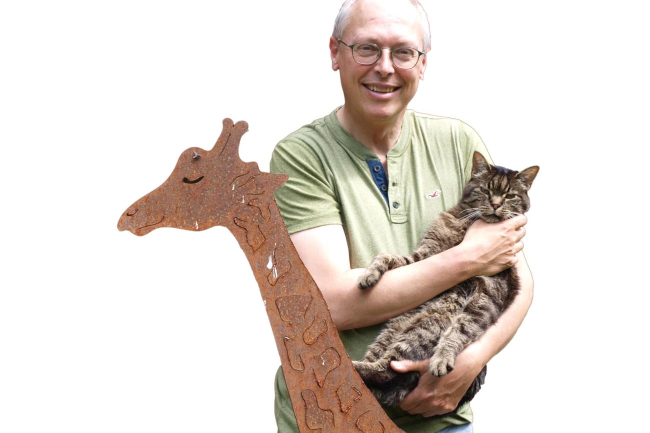 Die Zierde im Garten der Familie Arni hat auch symbolischen
Charakter: «Giraffen haben den Überblick und das grösste Herz.» (Bild: brb)