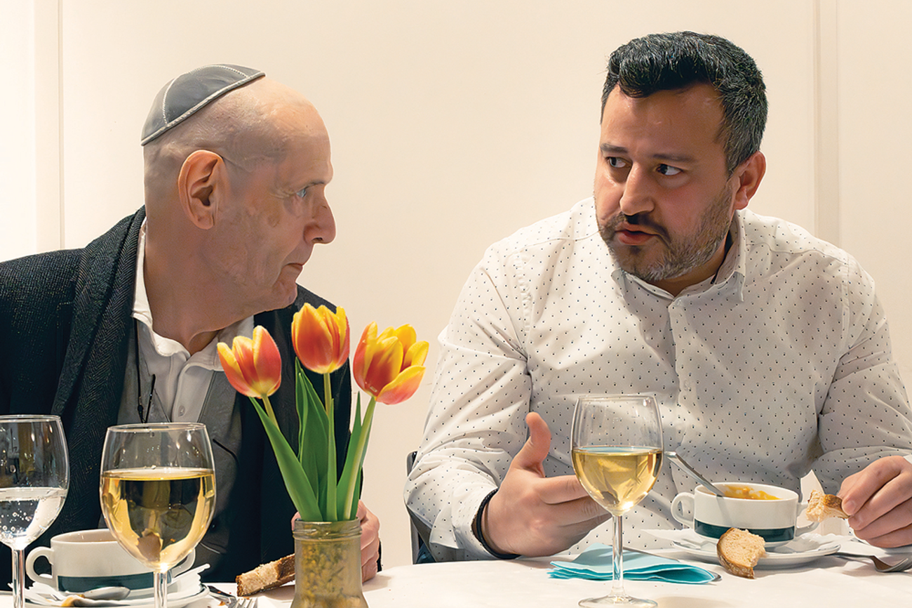 Gemeinsames Fastenbrechen am Internationalen Tag gegen Rassismus: Claude Salmony (links) und Nusret Temizel tauschen sich über die Essenstraditionen ihrer Religionen aus. | Foto: Nicole Noelle