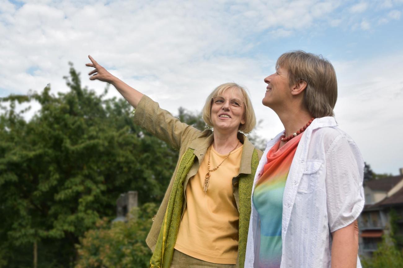 Wirkten beide am Buch «Den Weg zu Ende gehen» mit: Karin Kaspers Elekes, Spitalseelsorgerin am Kantonsspital in Münsterlingen, und Christine Luginbühl, Fachärztin für Allgemeine Innere Medizin. (Bild: cyr)