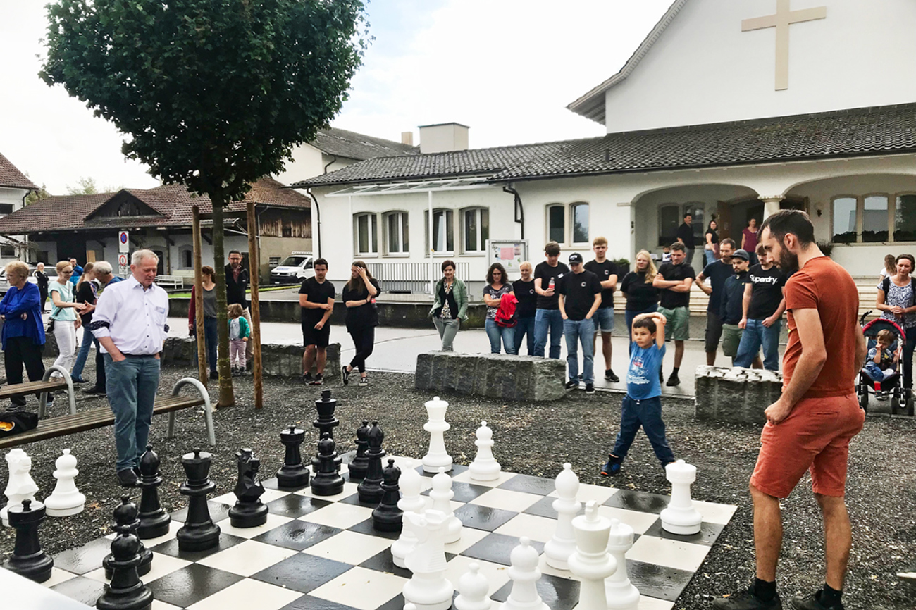 Kirche macht Platz für die Allgemeinheit: Die Kirchgemeinde Gäu hat auf dem Vorplatz der Pauluskirche einen Ort der Begegnung geschaffen. | Foto: Tilmann Zuber