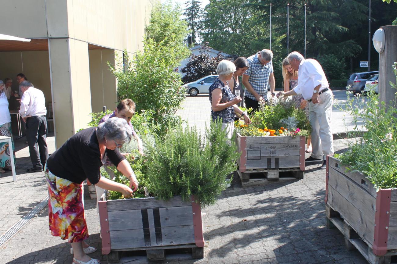 Es gibt etwas zum Naschen: Nach dem Gottesdienst treffen sich die Besucher bei den Hochbeeten.
