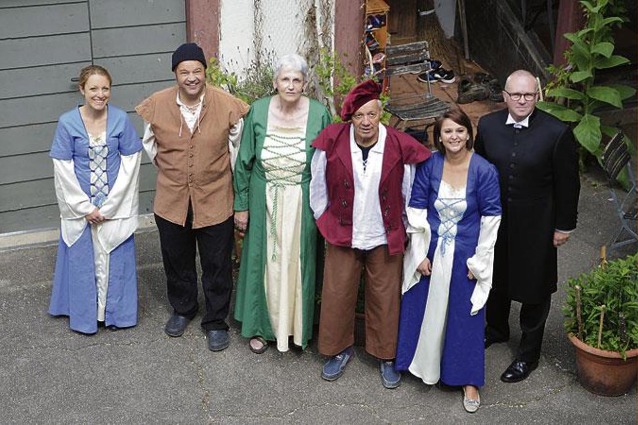 In historischen Kostümen präsentiert sich das Organisationskomitee des Waldenburger Volksschwanks zum Reformationsjubiläum am Aufführungsort im Pfarrhaus (v. l.): Claudia Tschudin, Hans-peter Schürch, Verena Graf, Beat Hartmann, Andrea Kaufmann und Torsten Amling.
