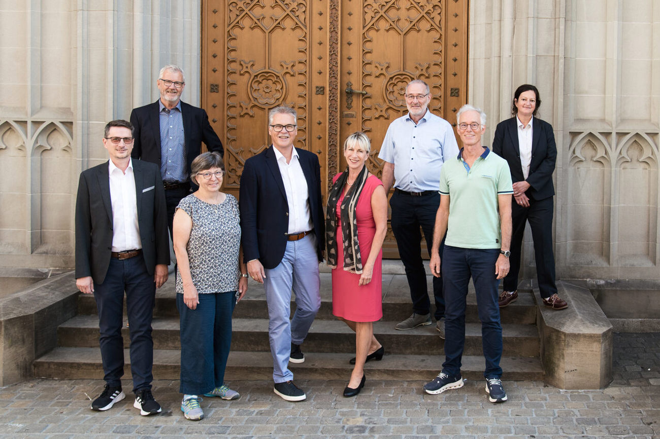 Die Mitglieder des Kirchenrats: Sven Hoppisch, Heiner Graf, Annina Policante, Martin Schmidt, Antje Ziegler, Urs Noser und Heinz Fäh zusammen mit Kirchenschreiberin Kai Kellenberger (v.l.n.r.). Foto: Jana Mendez