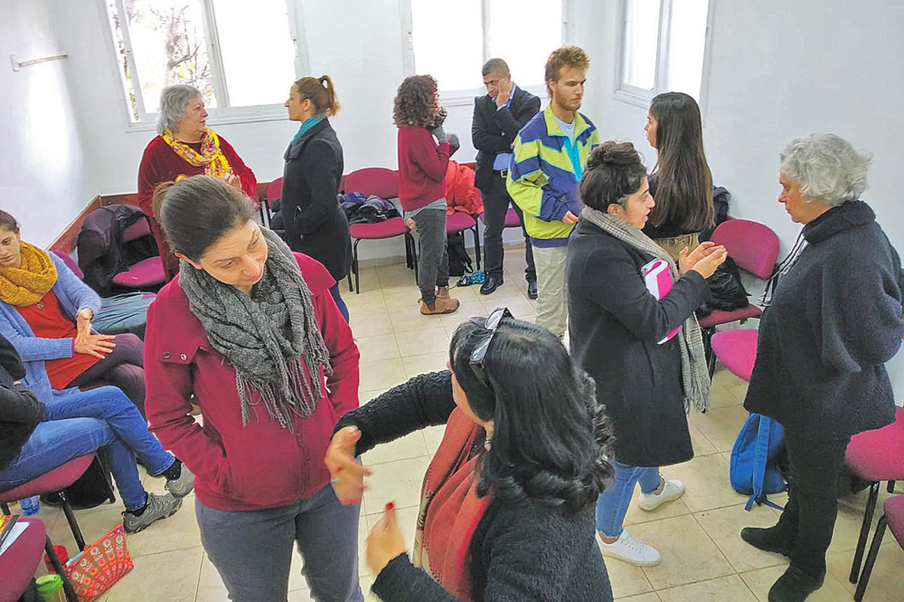 Wenn sich Situationen zuspitzen, dann versammeln sich die Leute vom Dorf unter der Leitung der Friedensschule. | Foto: photos.wasns.org