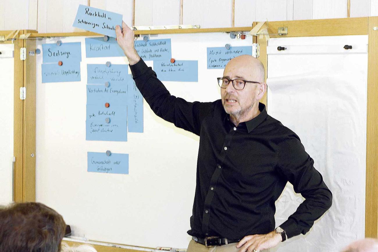 Was ist euch an der Kirche wertvoll? Markus Fricker nimmt die Voten aus der Synode auf.|Zuber