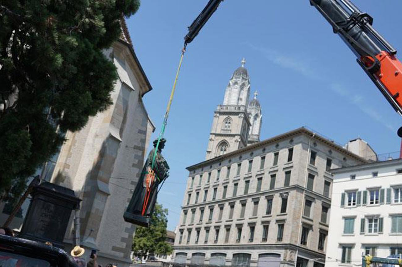 Begegnung auf Augenhöhe: Der bronzene Zwingli wird für Selfies am Zürifäscht vom Sockel geholt.|zhref